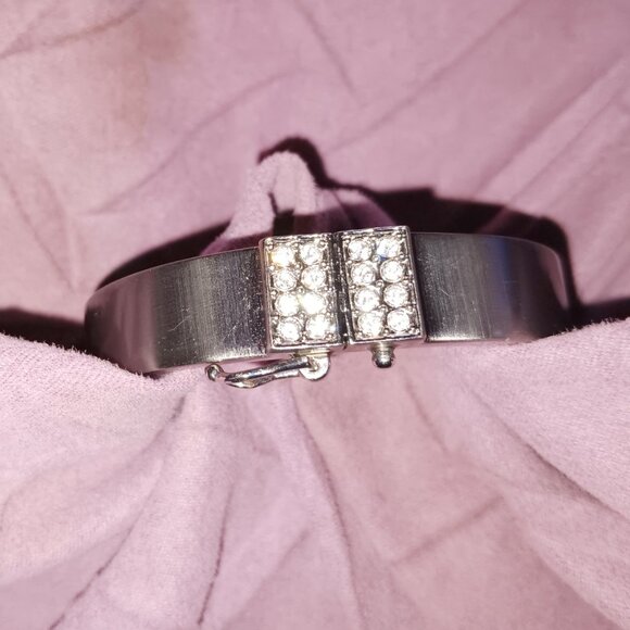 Wrap Your Wrist With This! - Picture 2 of 4